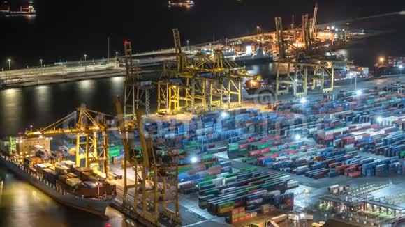 港口的海港和装货码头配有起重机和多种颜色的货物集装箱夜间超时视频的预览图