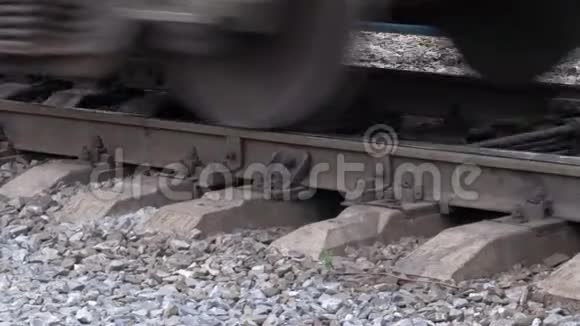 火车车轮在铁轨上运输火车视频的预览图