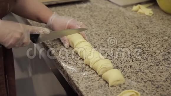 厨师戴着透明手套刀切糕点视频的预览图