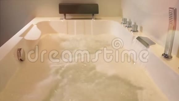 水流在按摩浴缸里水疗浴室配有按摩和泡沫视频的预览图