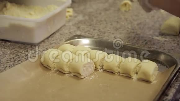 库克把手套放在烤盘上用纸皮点心卡达烤箱视频的预览图