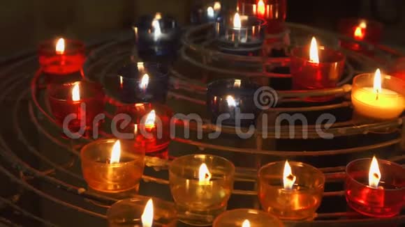 天主教教堂里蜡烛燃烧大教堂里喜庆的光芒神圣的地方被火焰照亮视频的预览图