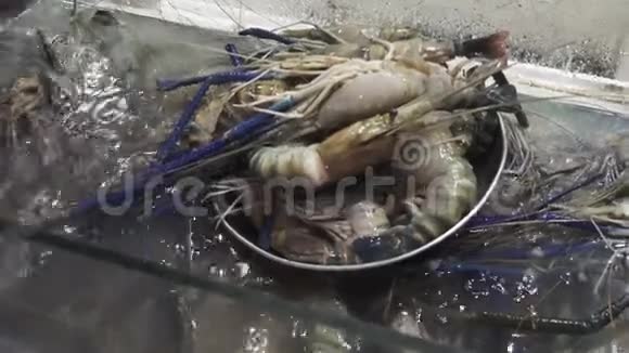 巴厘岛金巴兰餐厅的虎虾视频的预览图