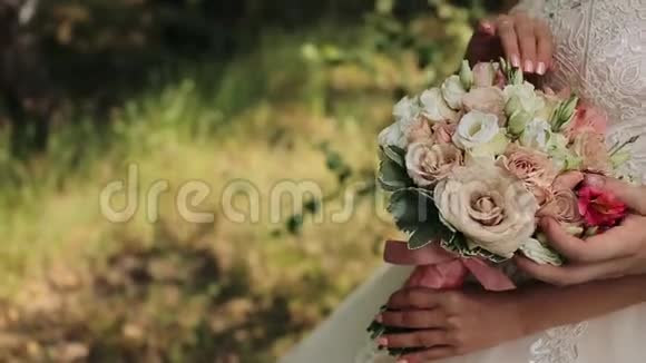 快乐的新娘和新郎你的手新郎用花束拥抱新娘幸福的眼泪特写视频的预览图