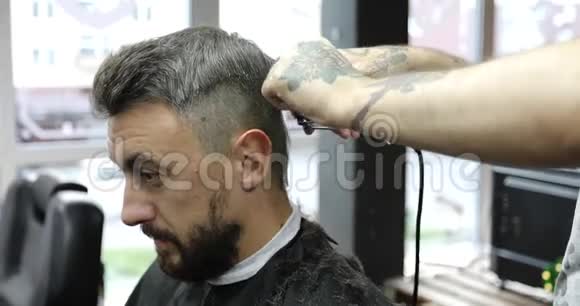 用美发师将留胡子的人的白发头合上视频的预览图