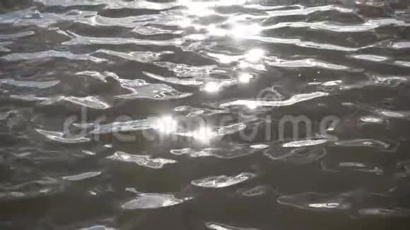水波背景上的阳光火花视频的预览图