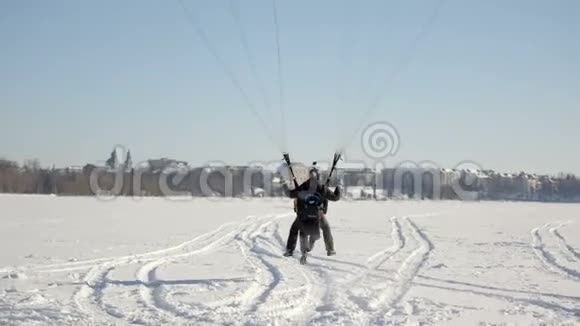 滑翔伞的飞行员正在空中飞行冰湖上滑翔伞的比赛乌克兰视频的预览图