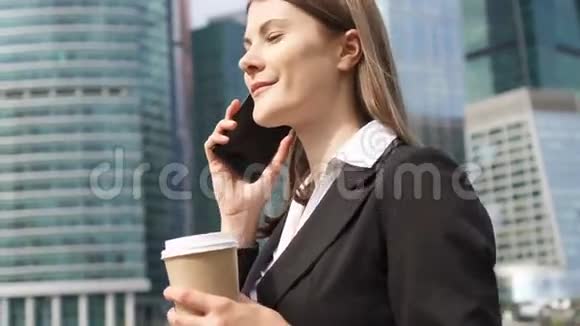 城市中使用智能手机的女商人职业女性雇主与商业伙伴交谈视频的预览图