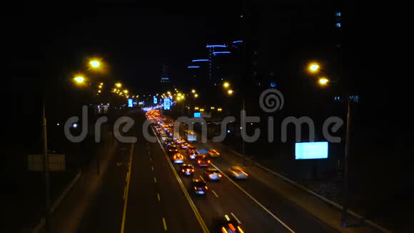 夜间高峰时间城市交通大道时间流逝场景基辅乌克兰城市景观视频的预览图