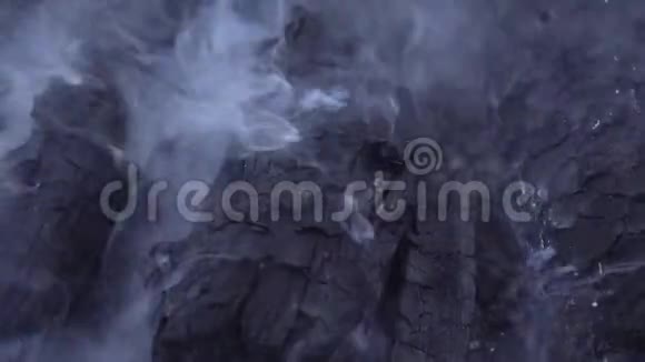 烧烤时燃烧原木和煤视频的预览图