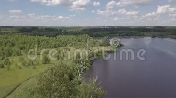 空中拍摄的大坝宽的河变窄了视频的预览图
