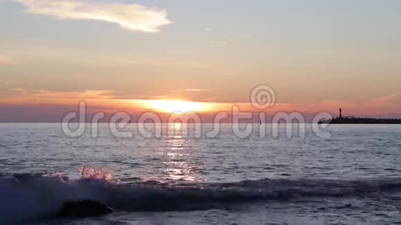 日落时海滩上的海浪视频的预览图