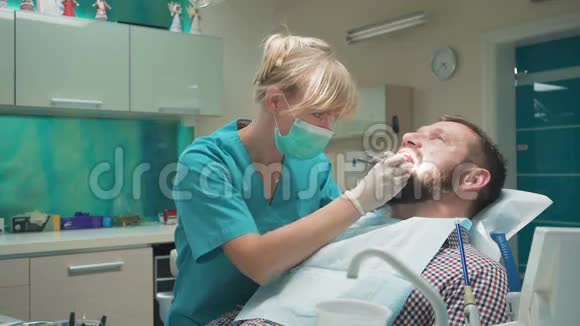 龋齿白种人腔椅子检查客户诊所咨询皇冠客户蛀牙牙科牙科医生设备前视频的预览图