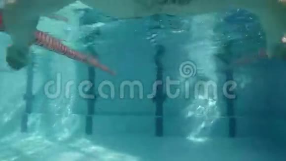 一名运动员正在游泳池水下视景动作摄像机中完成任务视频的预览图