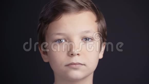 年轻孤独悲伤的男孩画像上的黑色视频的预览图