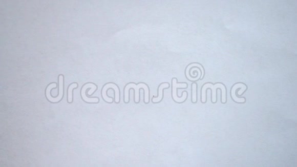 一个人用黑色油漆白色的表面油漆视频的预览图