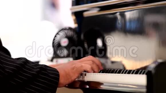 乐器大钢琴视频的预览图
