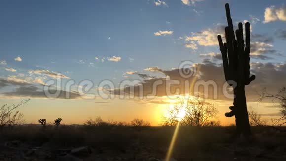 美丽的沙漠日落时间随着移动而流逝视频的预览图