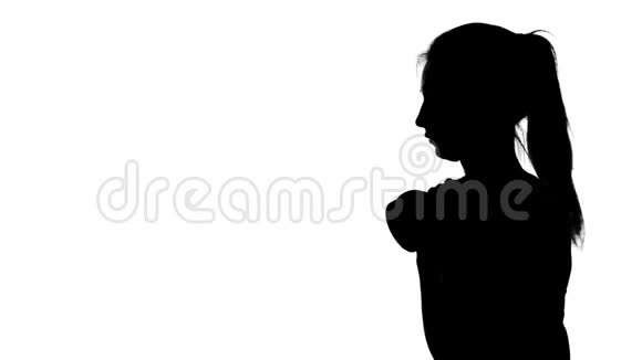 在一个白色的背景上一个阴影一个女性人物的黑色轮廓为手部肌肉做运动使用视频的预览图