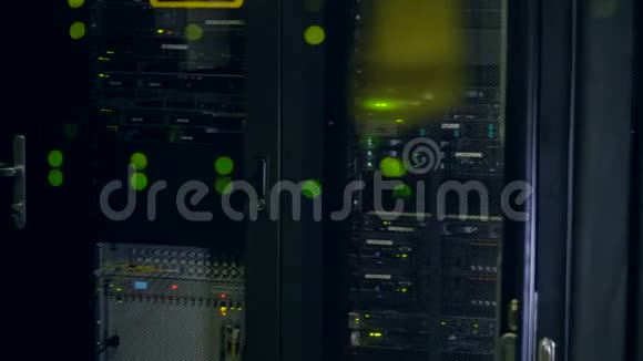通过网络柜门可以看到绿色的灯光视频的预览图