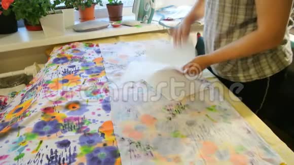 家庭女裁缝在布料上做图案创造服装的过程视频的预览图
