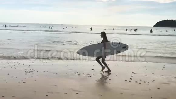 冲浪冲浪板在海上奔跑的女冲浪者视频的预览图