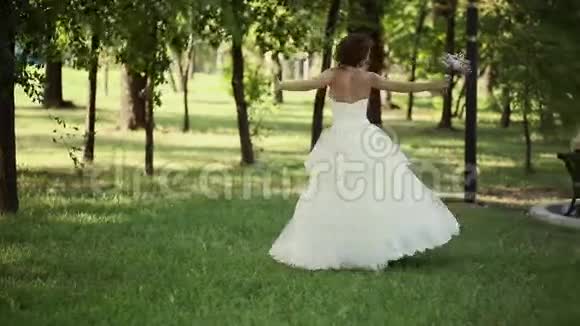 新娘带着一个气味视频的预览图