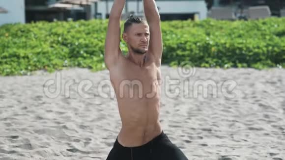 运动员在沙滩上做瑜伽姿势和普拉提练习视频的预览图