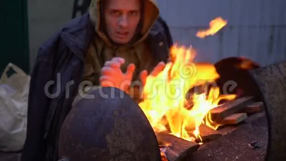 无家可归的人用火取暖视频的预览图