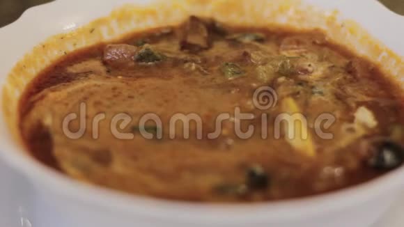 用勺子搅拌汤加柠檬和橄榄的汤视频的预览图