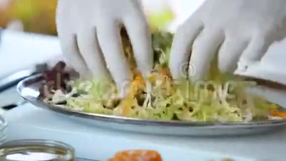 手在手套里混合沙拉视频的预览图
