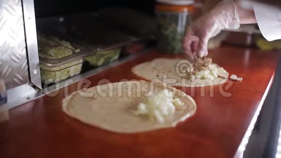 准备沙瓦玛切碎沙瓦玛的蔬菜视频的预览图