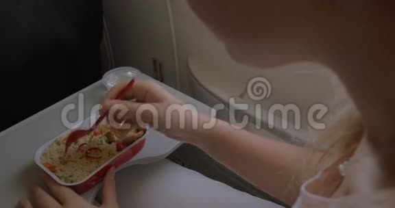 在飞机上吃晚饭的女人视频的预览图