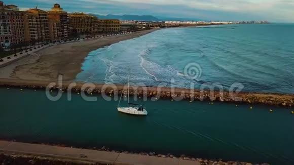 在瓦伦西亚附近的地中海海岸日落时从上面看小游艇视频的预览图