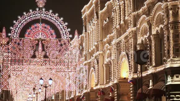 莫斯科夜晚的城市装饰着圣诞照明建筑闪烁的灯光新年主题视频的预览图