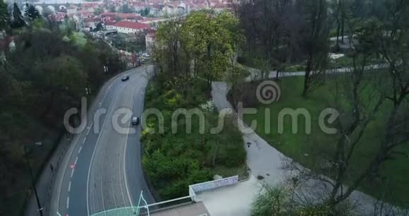 布拉格交通交叉口空中景观视频的预览图