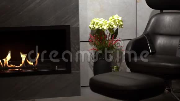 豪华客厅配有真皮扶手椅现代燃气壁炉视频的预览图
