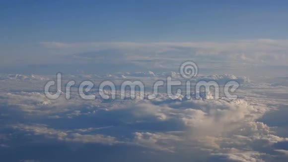 美丽的云穿过飞机的窗户LR潘5号视频的预览图