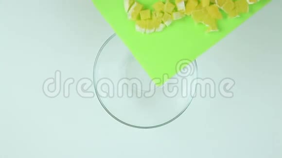 切片的橘子放在碗里视频的预览图