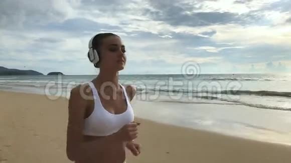 健康的年轻女子在海滨慢跑视频的预览图