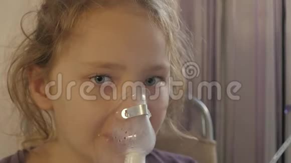 咳嗽女孩被雾化吸入4k视频的预览图