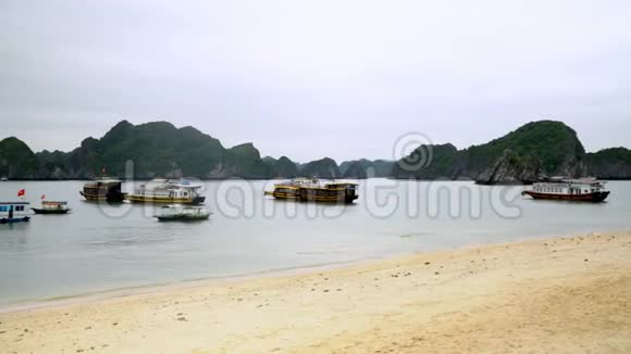 热带岛屿的海湾类型越南的小岛越南海湾岛上海滩上的观光船视频的预览图