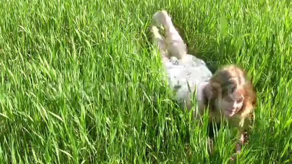 草地上快乐的女孩视频的预览图