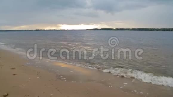 傍晚日落时的风景河景观沙滩俄罗斯萨马拉市伏尔加河视频的预览图