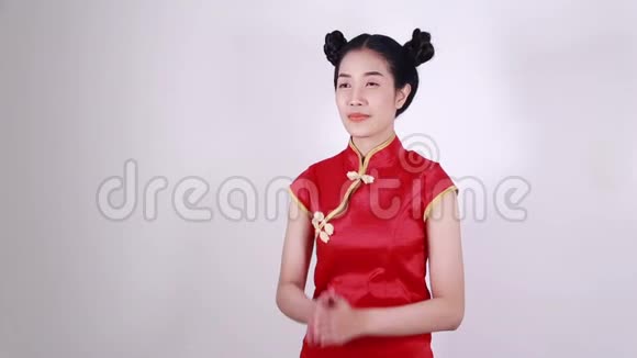 女人穿旗袍在新年快乐的理念中付出尊重视频的预览图