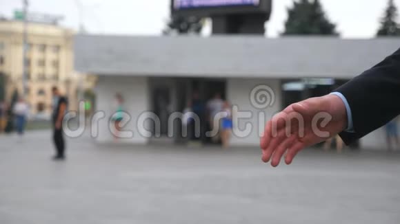 与城市背景模糊的商务握手两个商人在城市环境中互相问候晃动视频的预览图