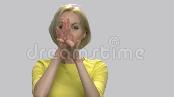 女人做滑稽的鬼脸慢动作视频的预览图