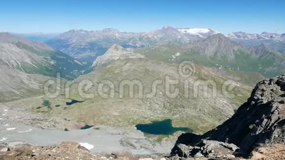 山峰蓝色湖泊和发光的冰川慢动作全景视频从阿尔卑斯山在夏天法国视频的预览图