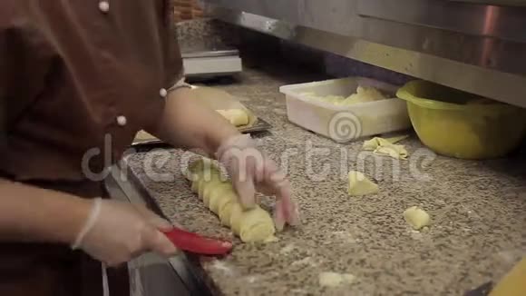 厨师用凝乳馅做成面团切成薄片视频的预览图