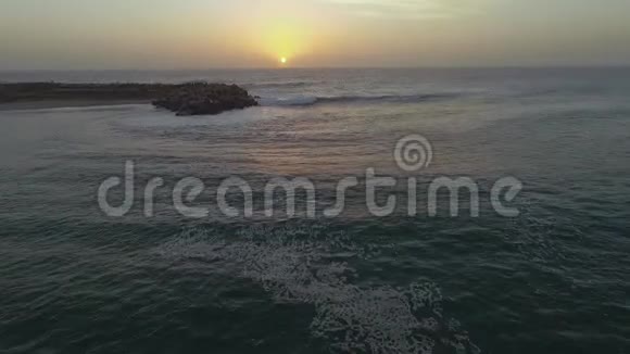 史瓦科普蒙德的石岸景色前往海洋视频的预览图
